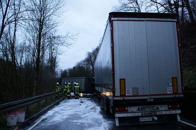 Horb a. Neckar: 2 LKWÂ´s krachen in einander - 1 schwer Verletzter LKW Fahrer